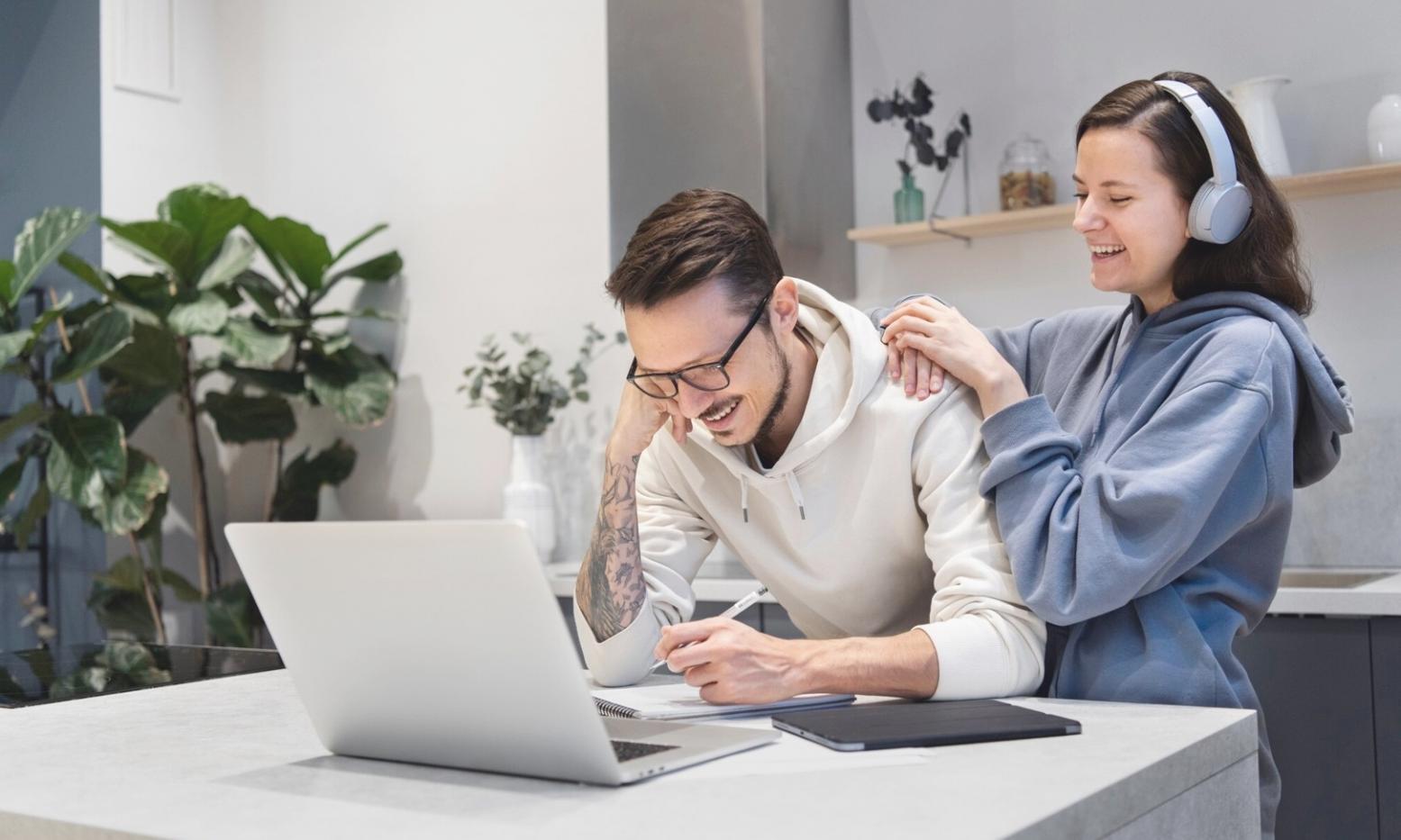 Estudiante revisando documentos financieros en escritorio con calculadora y libros