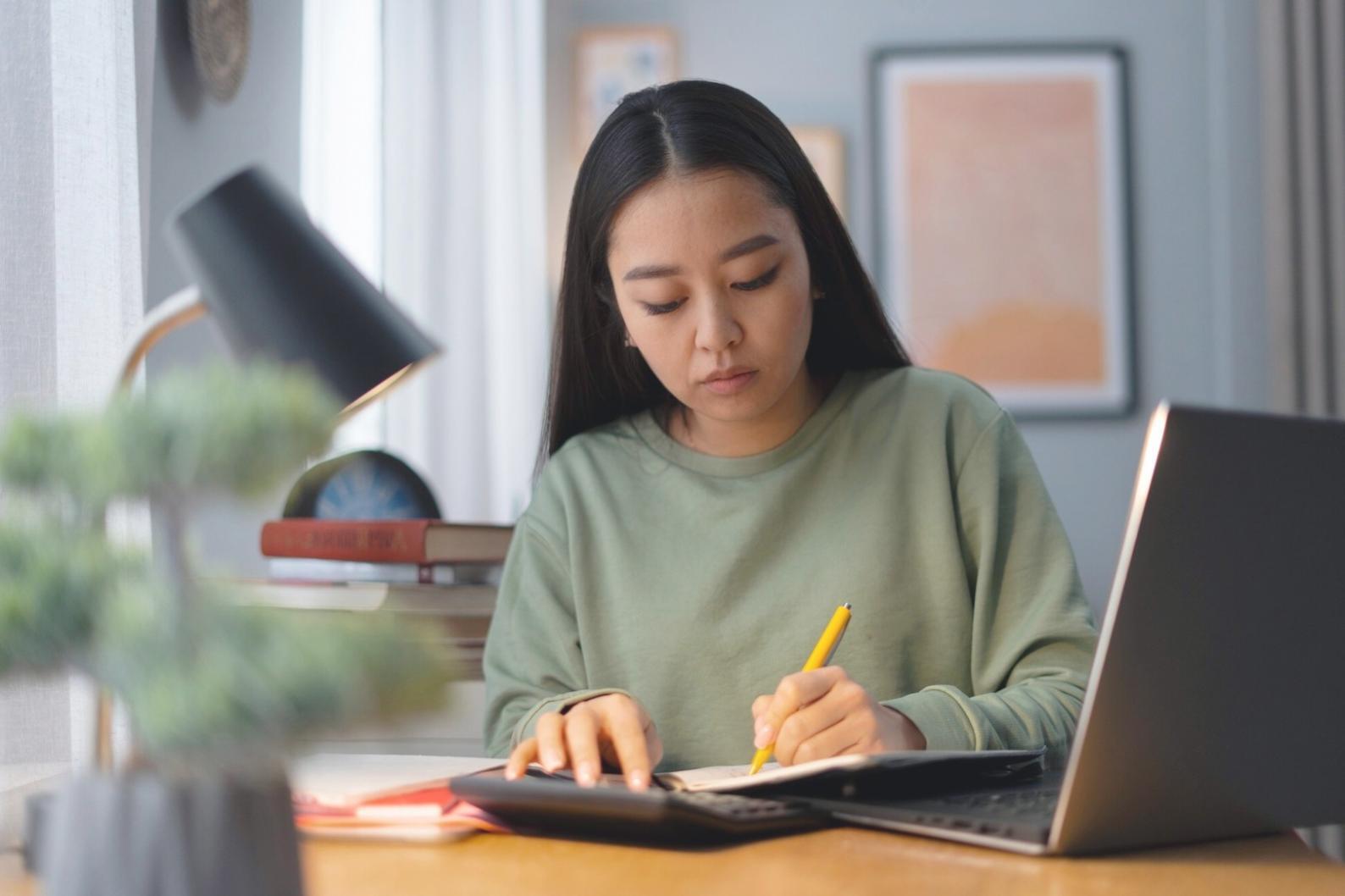 Vista de escritorio con documentos financieros y herramientas de planificación